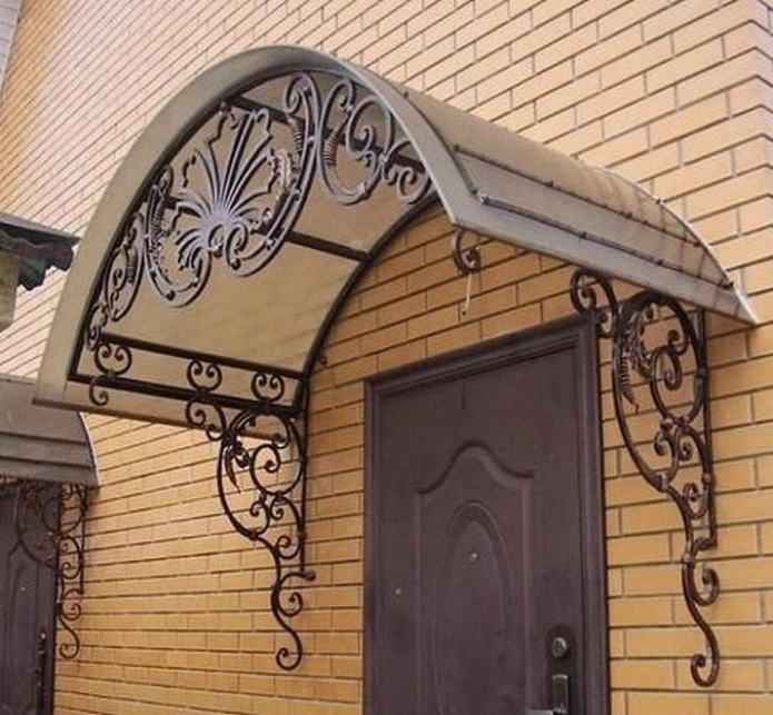 Козырёк из поликарбоната с ковкой